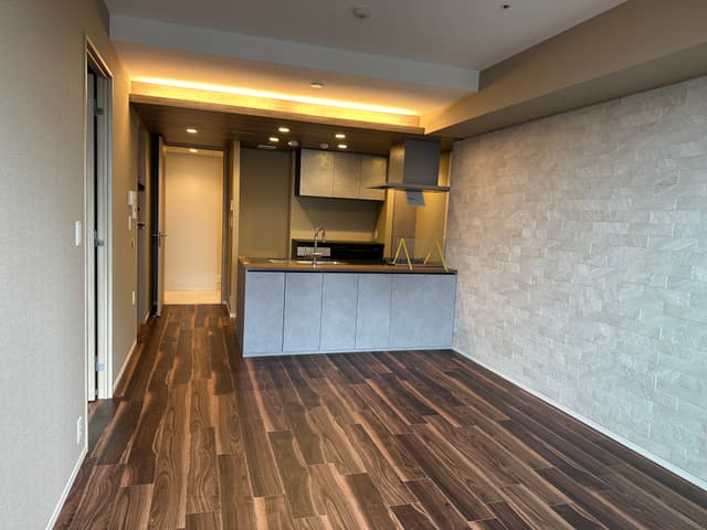 🏡 オーナーこだわりのリノベ空間 🏡
　木目天井×間接照明×統一感のあるフロアで、落ち着いた雰囲気のLDK。