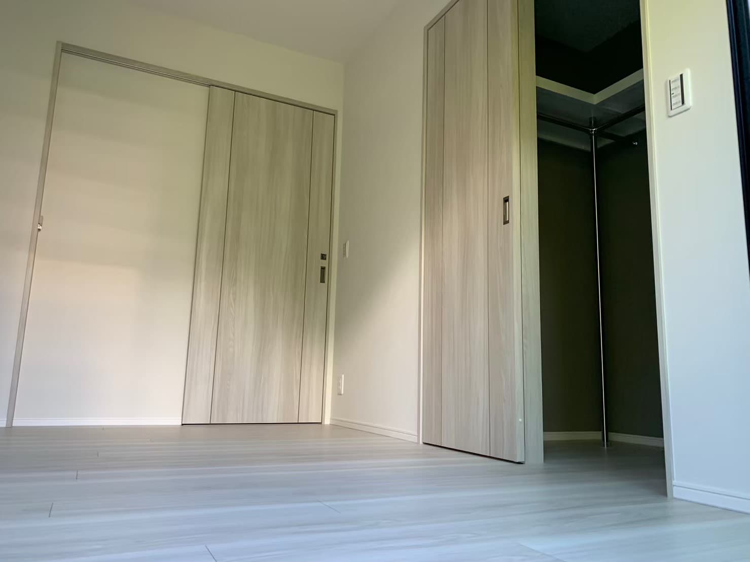 洋室1。こちらの部屋は6.2帖の洋室。写真右側の扉がウォークインクローゼット（1.4帖）。