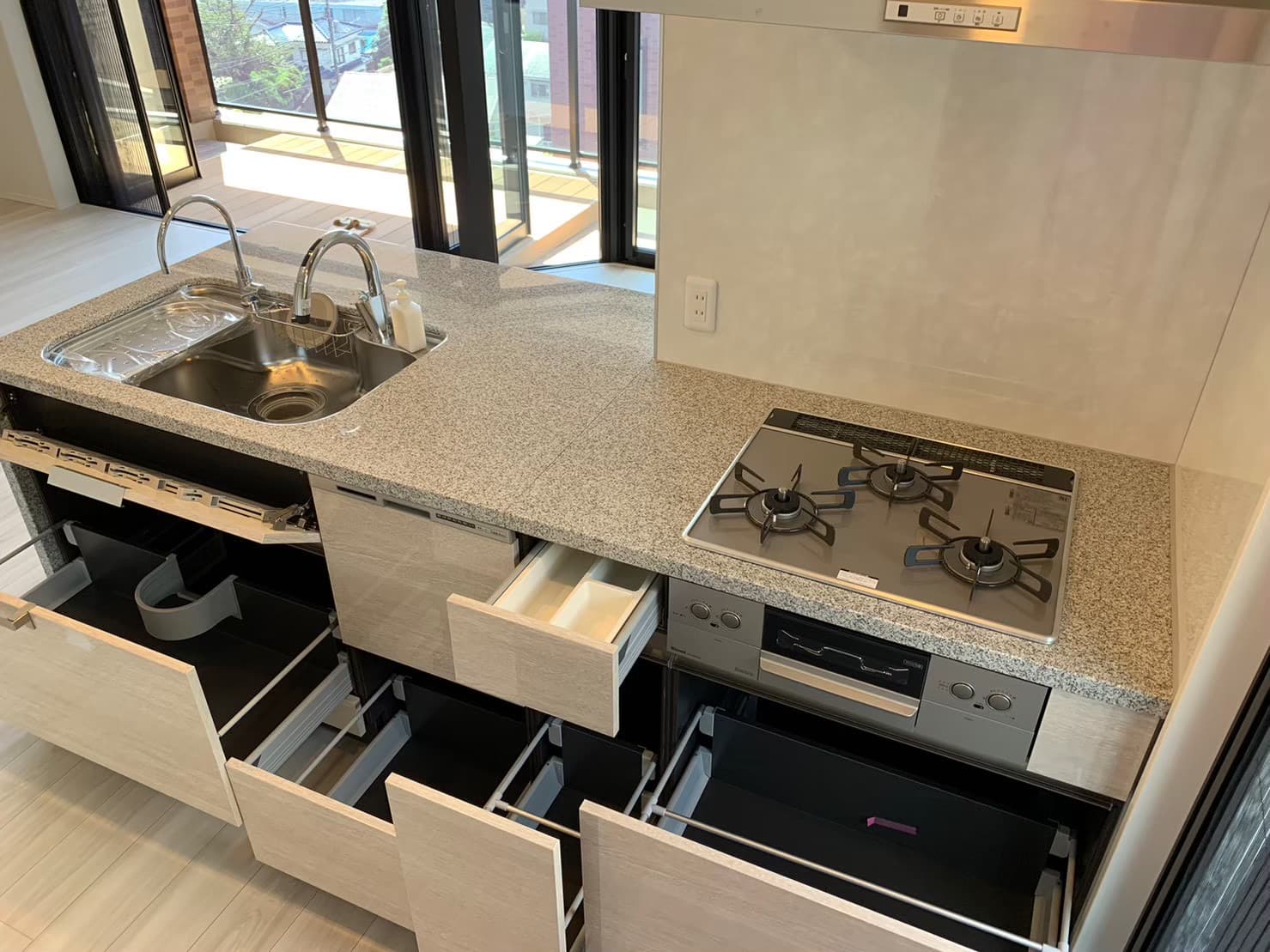 キッチン。タッチレス水栓や食洗機、3口コンロを完備。作業スペースも広いです