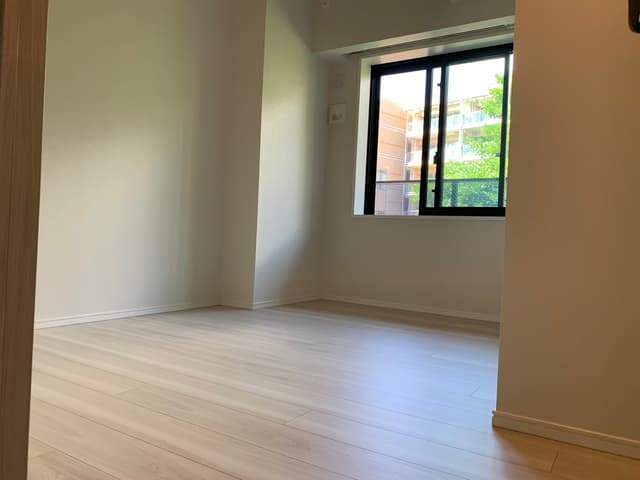 洋室2。4.5帖の部屋になります。こちらの写真は入り口からみた様子になります。