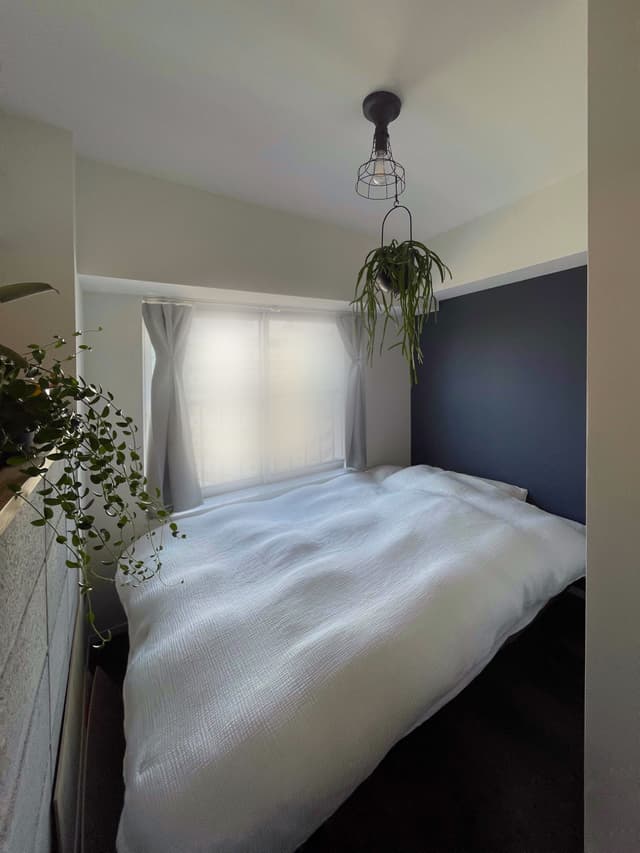 半個室の寝室は、3帖くらい。ダブルベッドを置いても余裕があります。