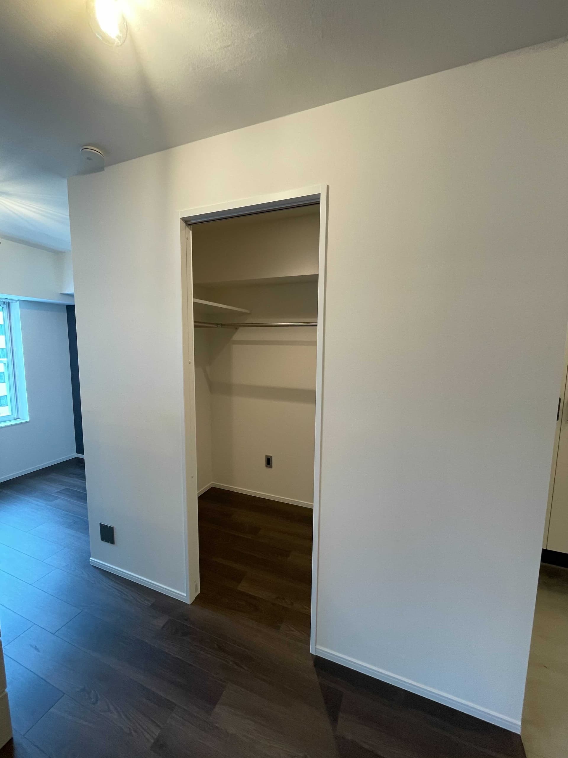 寝室の横のウォークインクローゼット。たぶん2帖くらいはあるかと。