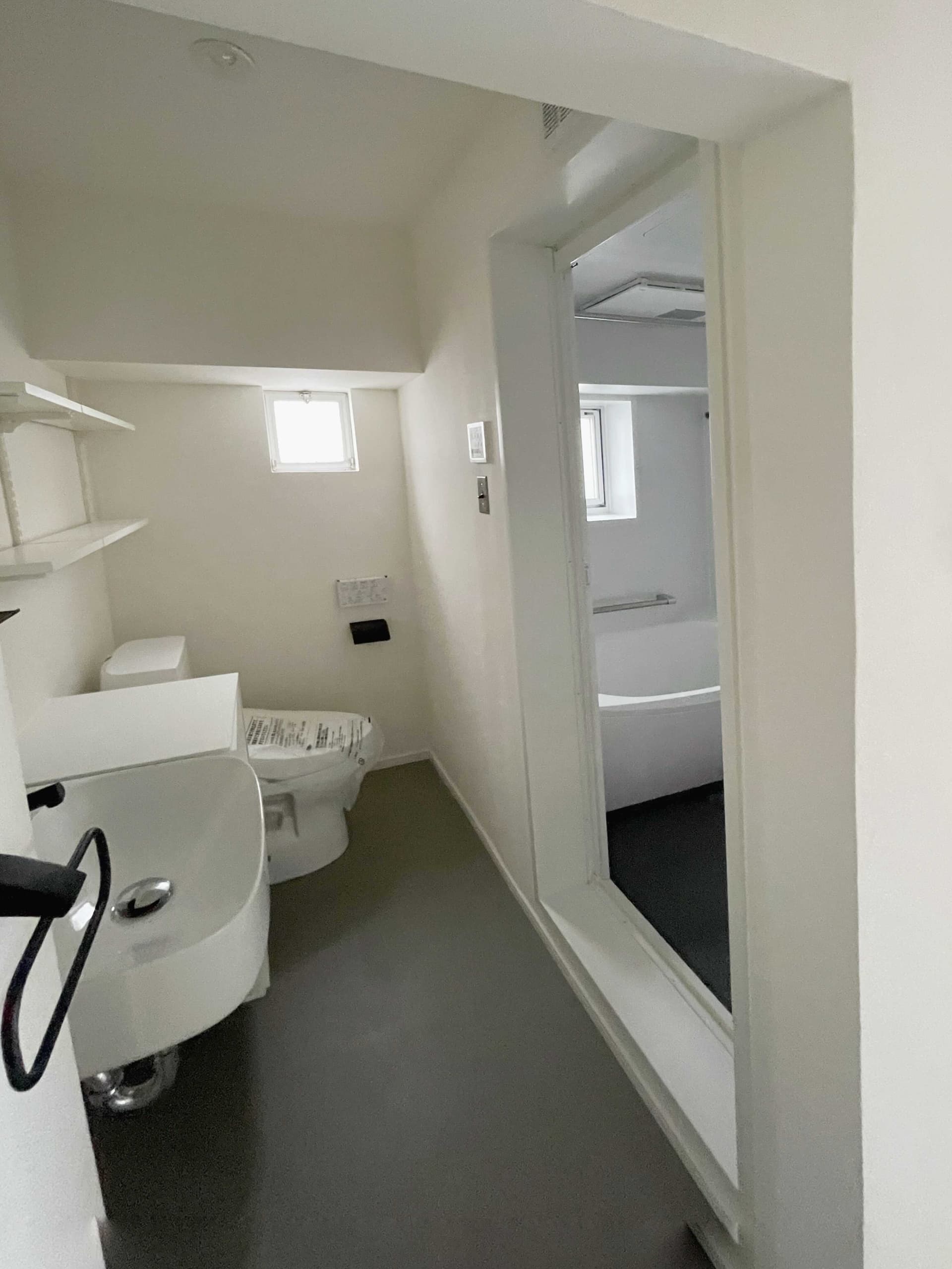 水回り。洗濯機置き場もあります。浴室には、浴室乾燥機と開閉可能な窓がついています。