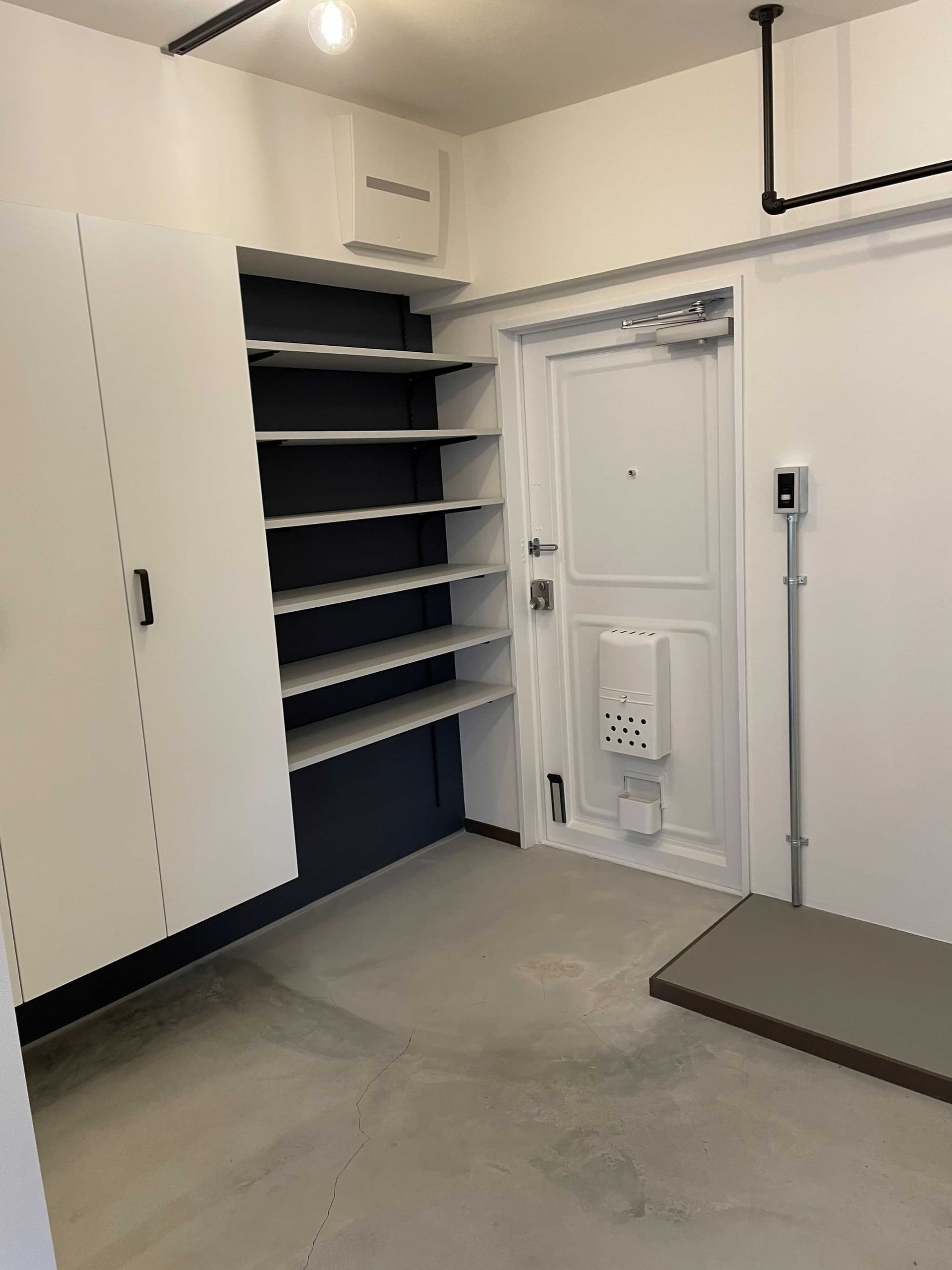 玄関には、可動式のオープン棚とシューズクローゼットがあります