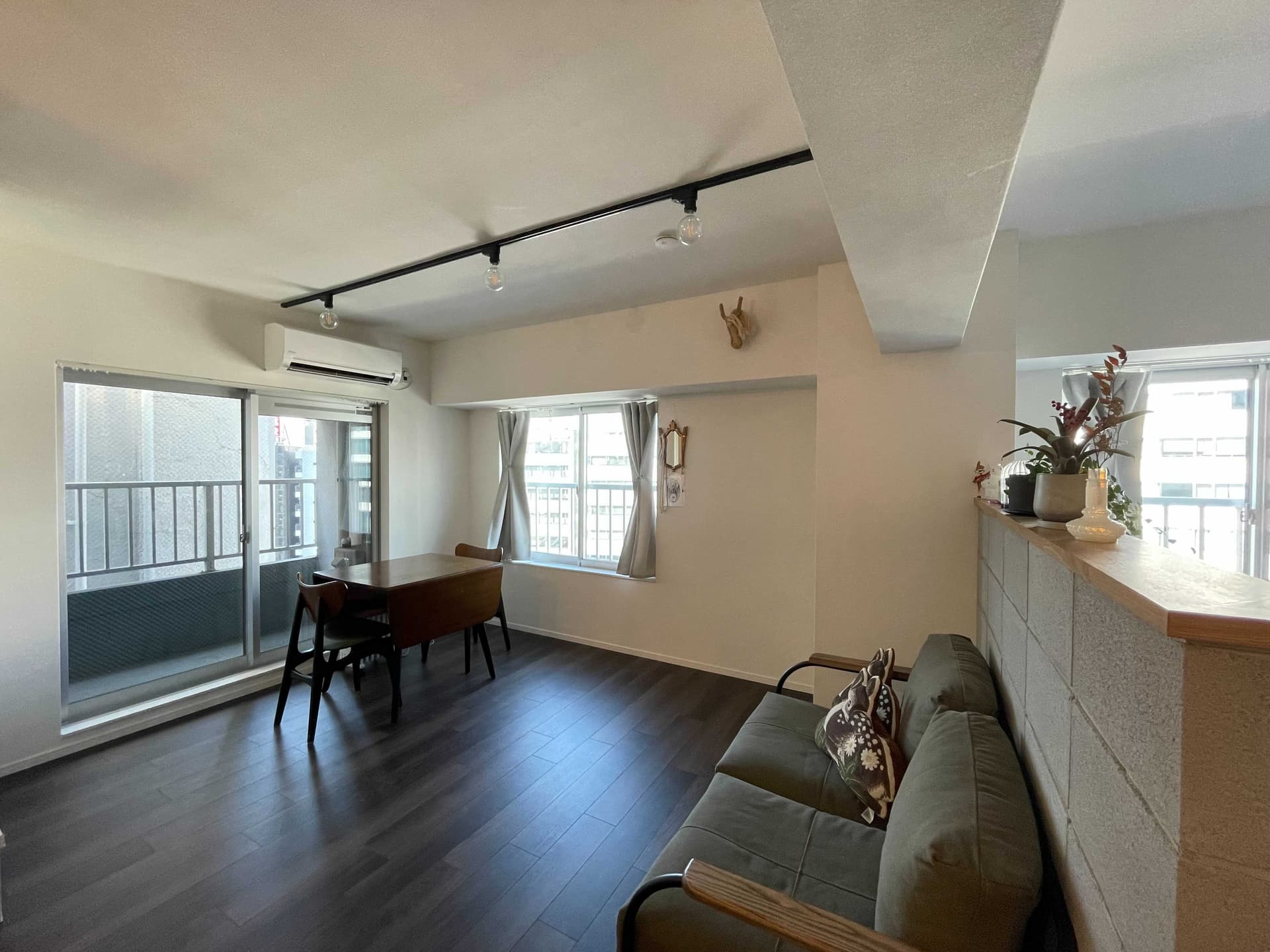 リビングダイニングは11帖ほど。北向きですが、高層階でぬけがあるので、1日中明るいです。日中は照明がなくても十分過ごせます。