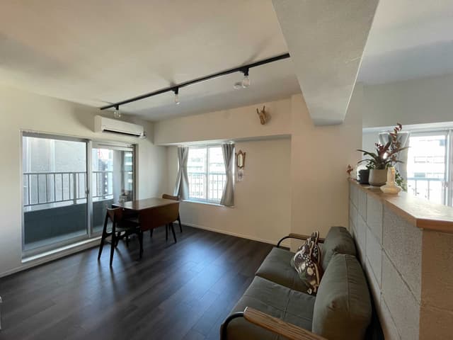 リビングダイニングは11帖ほど。北向きですが、高層階でぬけがあるので、1日中明るいです。日中は照明がなくても十分過ごせます。