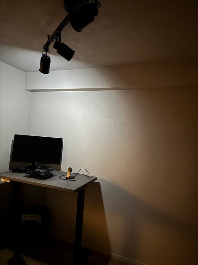 小部屋_サービスルーム(仕事部屋)。光の当て方で陰影がとても綺麗に出る部屋です。引きこもりスペースとして利用しております。