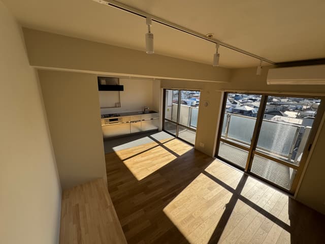 リビング。全体像としてはこのような見え方で、キッチン側の無機質(ステンレス)な空間とヌック側の有機質(木材)な空間✖️調光(光の当たり方)をMIXさせて家具も配置しております。