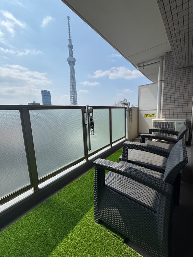 ベランダ。今のマンションでは珍しい程広さがあり、チェアを置いても余裕があります。我が家では収納箱を置いており、テントや大きな収納用品もベランダに格納。