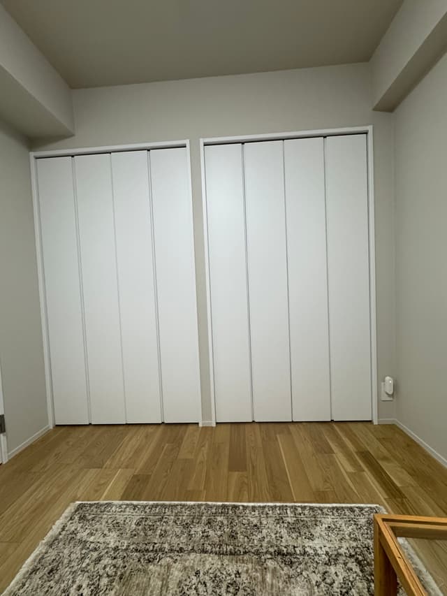 中部屋_寝室。ベッドの反対側には壁一面の収納を。生活感を出すのが嫌なので、サービスルームと合計3つのクローゼットを完備し、収納には余裕を持たせております。
あえて、一つのウォークインクローゼットにしないことで、使い分けや各部屋の間取りを広く使えてる点が利点です。