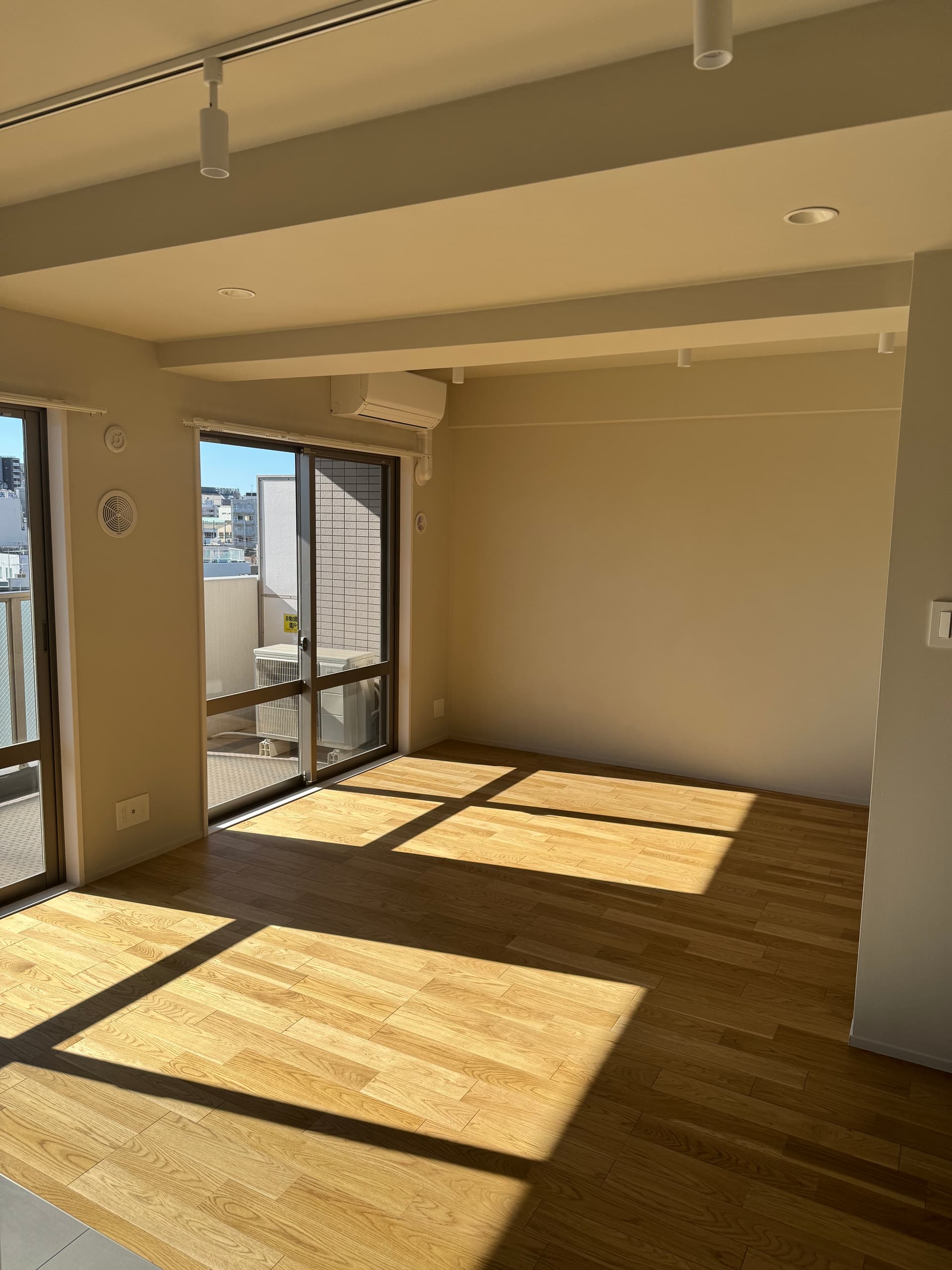 リビング。前を遮る建物がなく、南東向きのため日当たり風通し良好です。視線も気にならないため、あえてカーテンはせずにオープンな空間に。