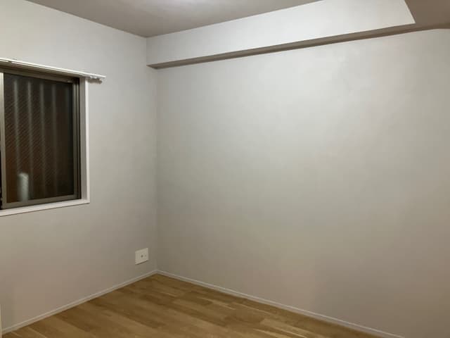 小部屋_サービスルーム(仕事部屋)。家具をどけたver。窓は通路側に面しておりますが、ポーチがあるかつ1階層に4部屋しかないため、人通りは気になりません。北側のため日当たりは望めないので、窓側にも明るいアート等を飾って、部屋全体を明るくして使っております。(白ベースの部屋なので電気をつけて充分明るく快適に過ごせてます？)