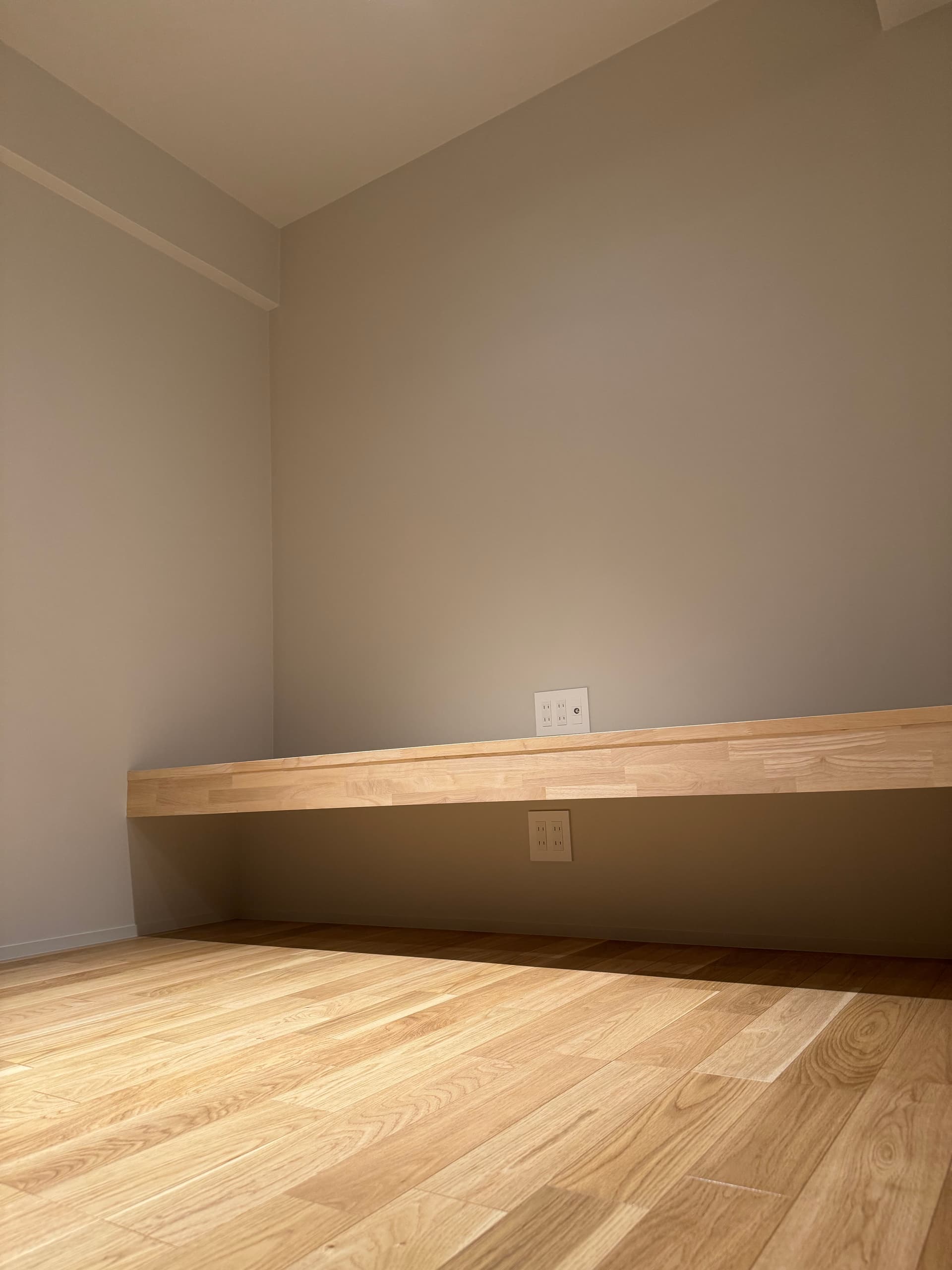 リビング。光の当たり具合によって壁の趣が変わるため、昼間から夜にかけて色んな姿を楽しめることをconceptとしております。
天壁の素材や調光にはリノベーション時も力を入れた部分となります。