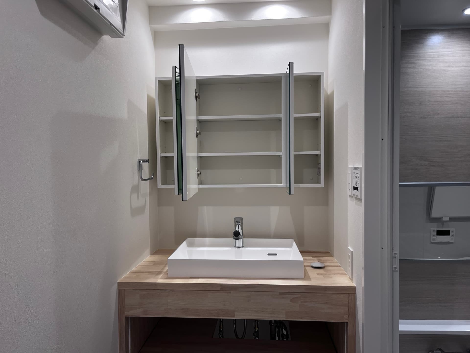 全面台。横幅が広いため化粧品や歯ブラシ等も家族分収納可能です。