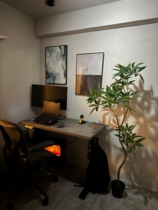 小部屋_サービスルーム(仕事部屋)。この部屋のみポーターズペイントの色を廊下・リビング・寝室とは異なる色を利用しております。LABBLE(割れた石)とゆうカラーで、コンクリ調のような質感を楽しみながら集中できる部屋としております。