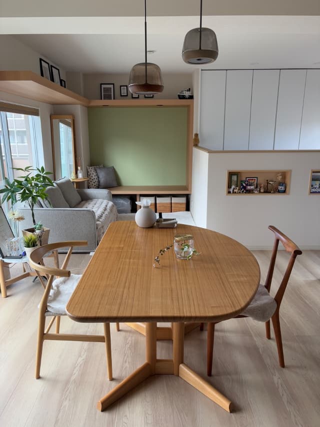 アクセントクロスとコの字型のヌックスペースがゲストにも好評です。座ることも、寝ることも、何かを飾ることもできるスペースです。