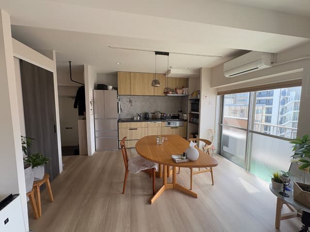 左手の黒い扉側が、洗面、お風呂、トイレのスペースです。