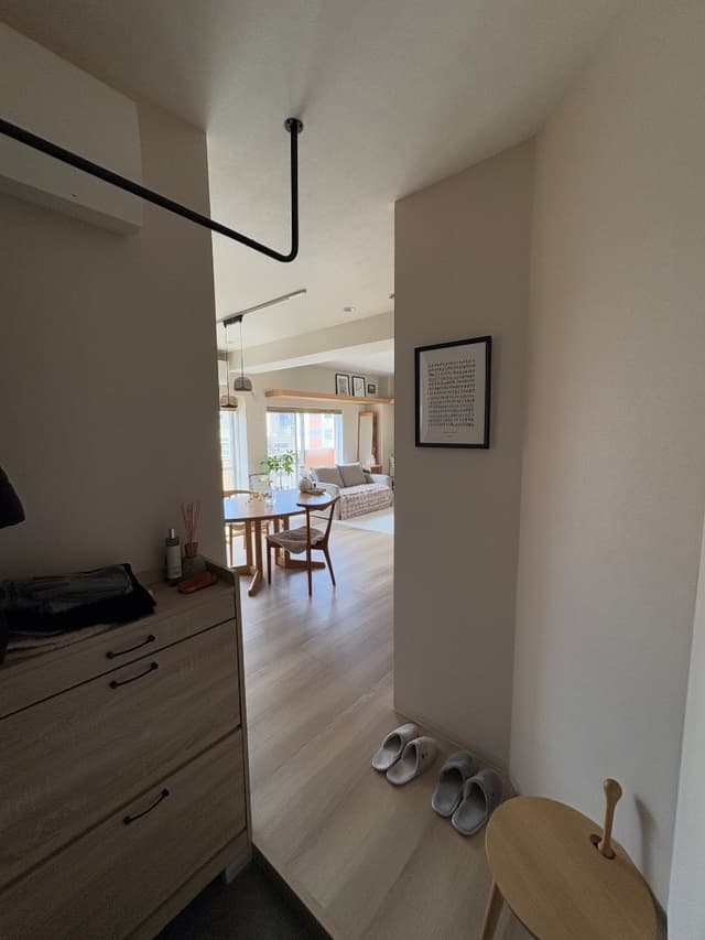 玄関からの視点です。少し広めにつくり、コート掛けも取り付けてあります。