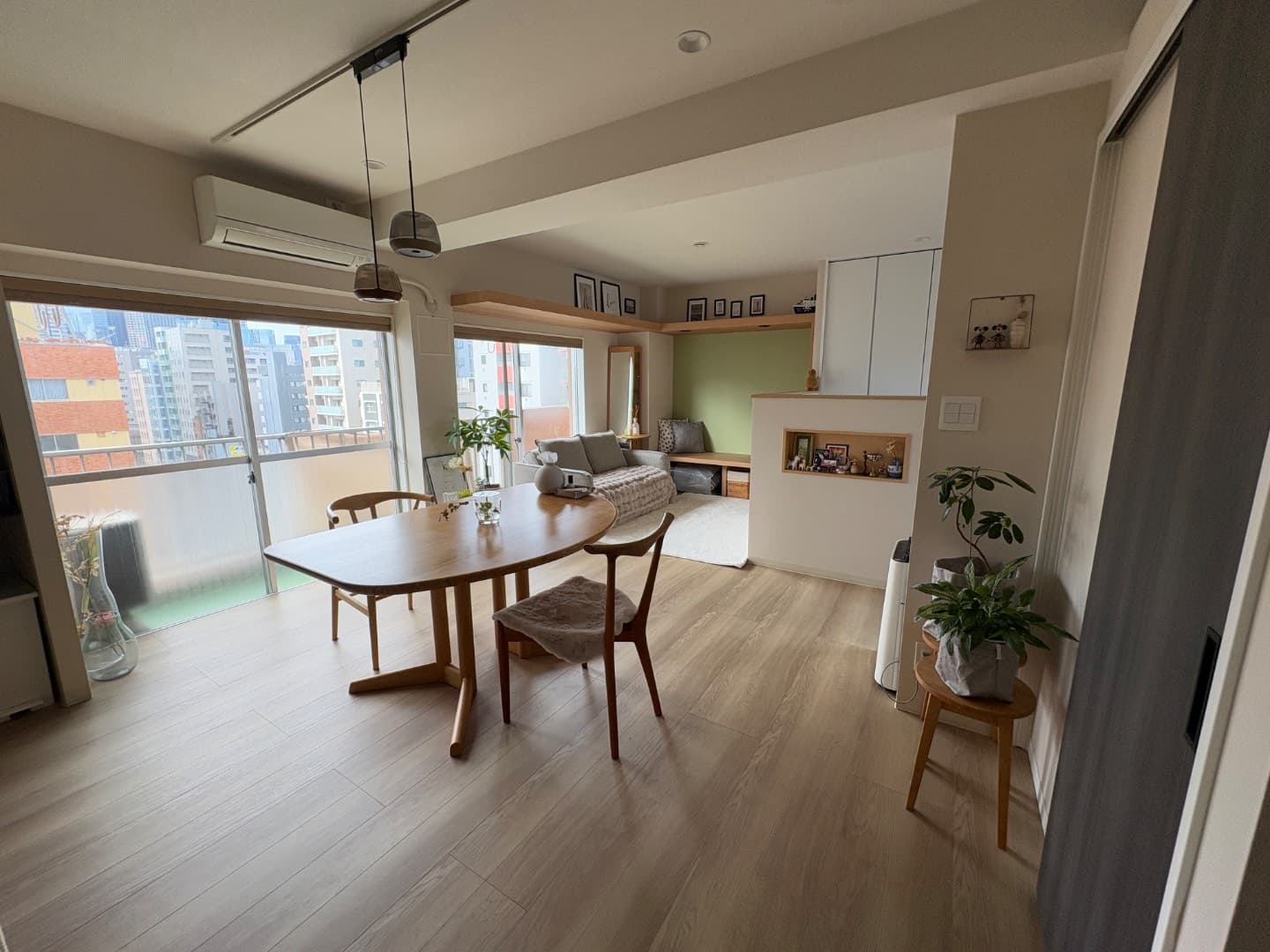 南と北の二面彩光ですが、南側だけでも十分明るく、快晴の日は照明要らずです。