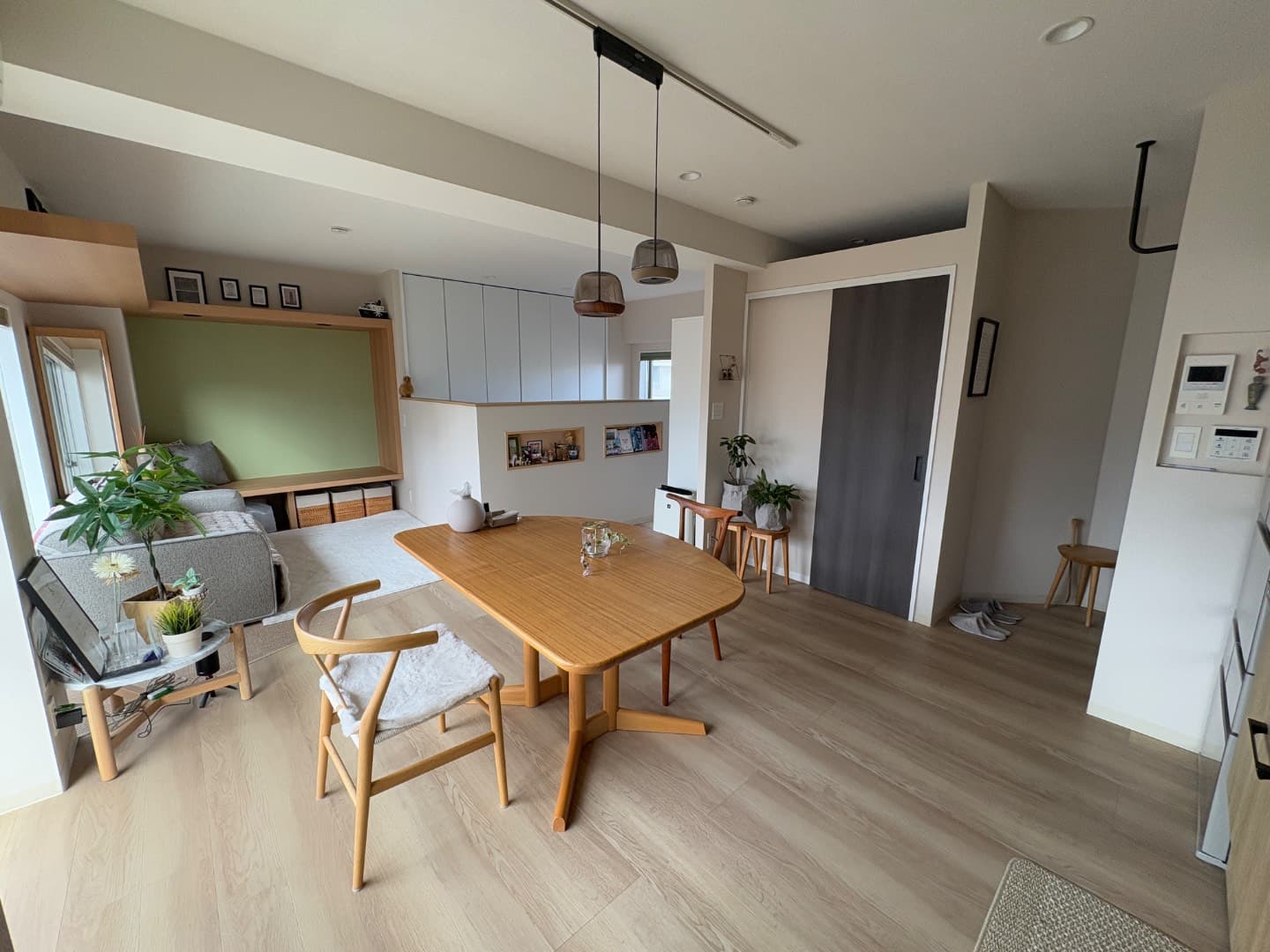 腰壁の囲いの向こうには、シングルベッドが置いてあります。