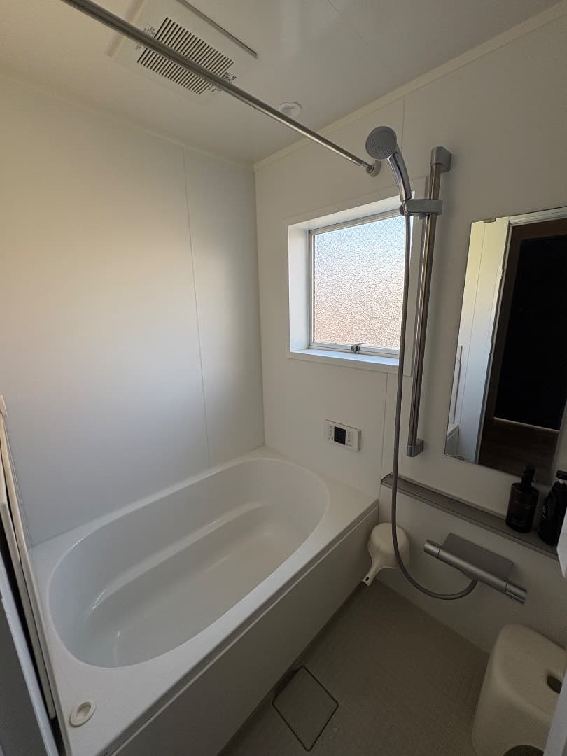 レトロなガラス窓が貴重でお気に入り。おかげで日中の洗面所も明るいです。