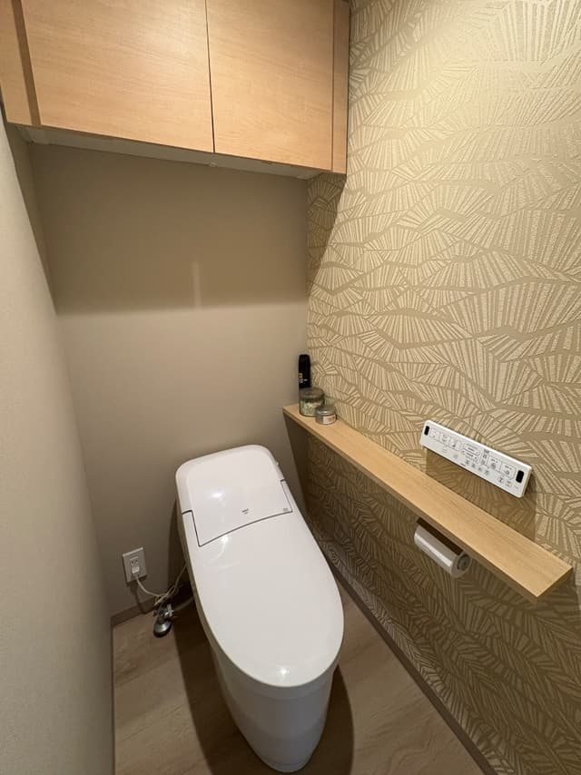 洗面台と同じで、珪藻土を使ったデザイン壁紙にして統一感を出してます。