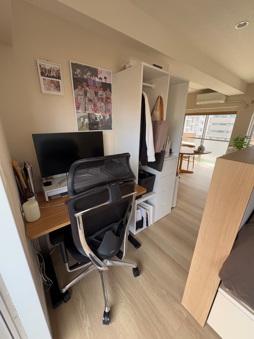 風通しいい位置にワークデスクとシェルフを置いてます。頭上にはダウンライトも設置。