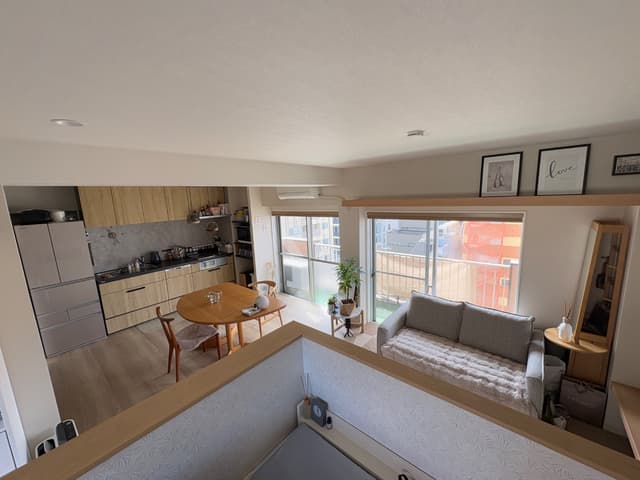 ベッドの上に立った視点です。寝る時は腰壁で身が隠れるので、家族や友人がいても気になりません。