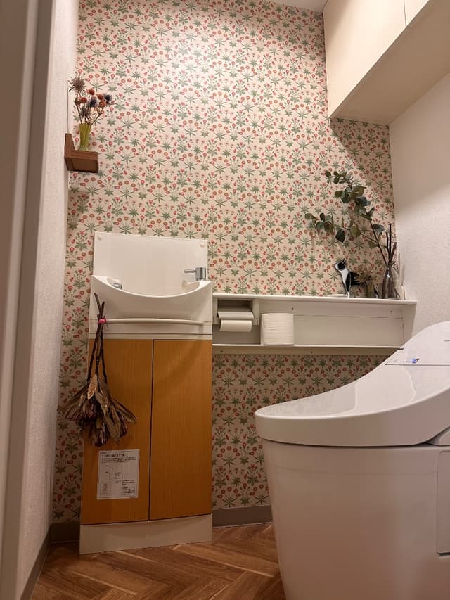 2023年末にトイレ全面リフォーム。
便座、壁紙、床材を交換しました。