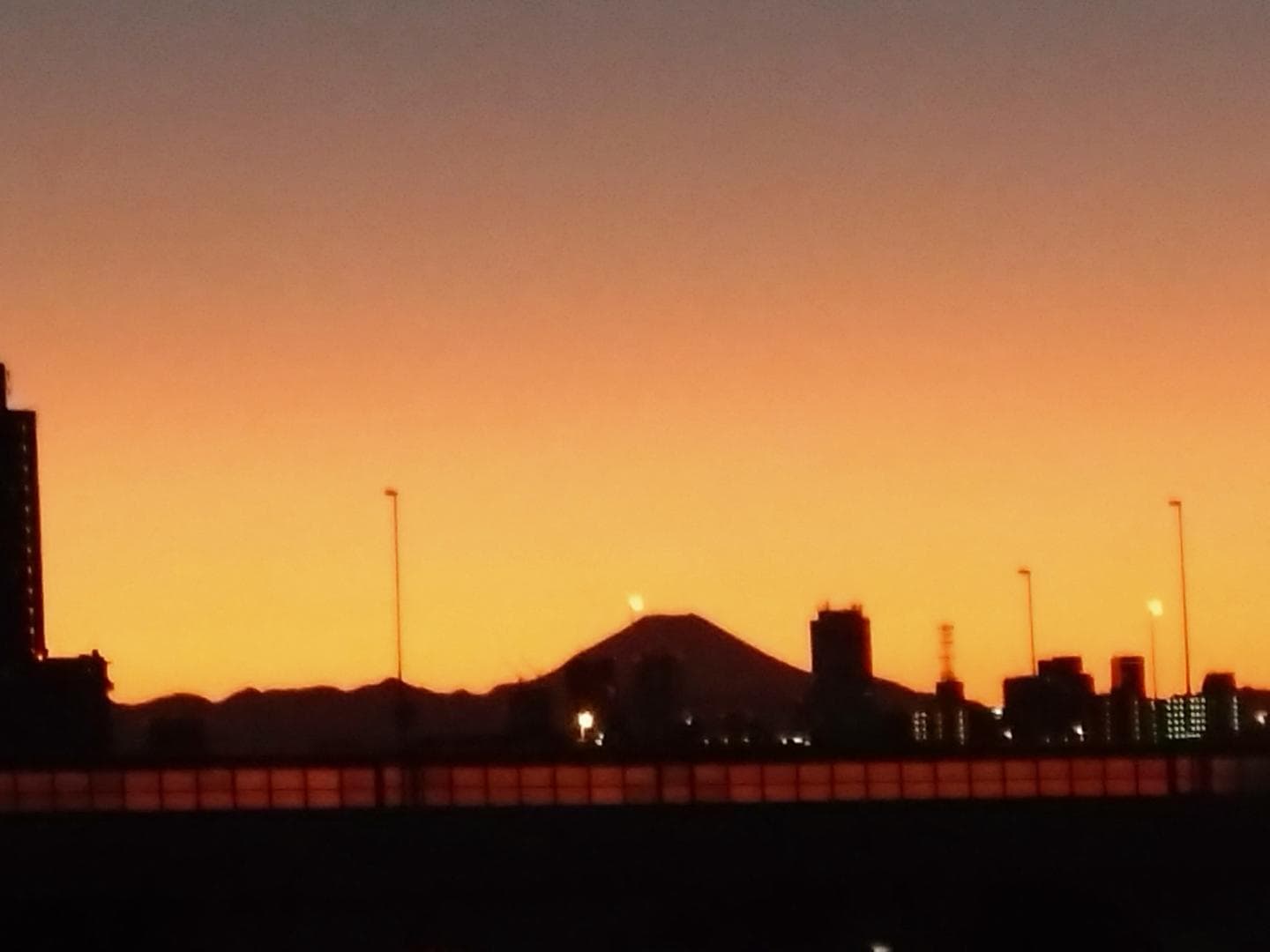 ベランダからの夕やけの富士山🏔️