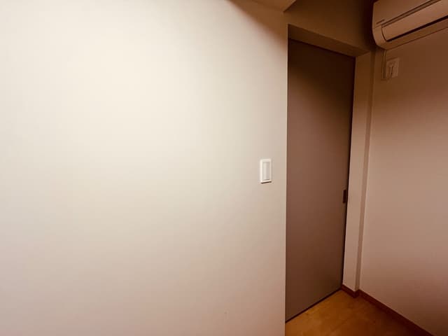 寝室の入口付近の写真。ウォークインクローゼットも右側にあります。