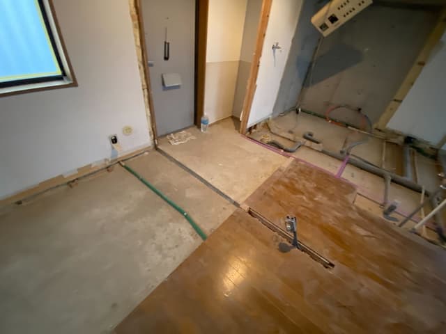 こちらが玄関側のスケルトンにした様子です。配管等も一新しました