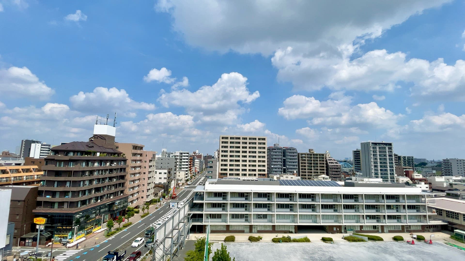 玄関側からの眺望です。目の前が小学校のため、抜け感が良く空が広いです！