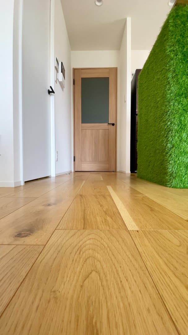 LDKと廊下の間にナチュラルテイストのドアを設置。