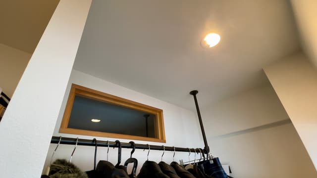 土間収納スペースにはアイアンラックを設置。また、室内窓で寝室への採光を確保しています。