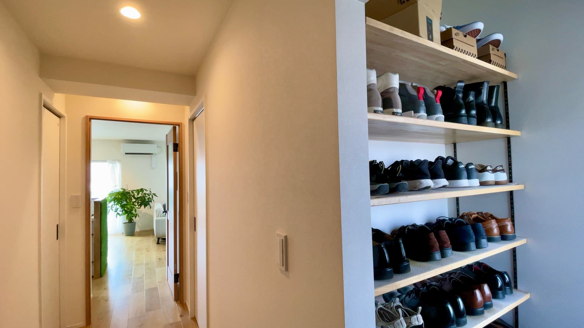 玄関右側は見せるシューズラックを造作してもらいました👟