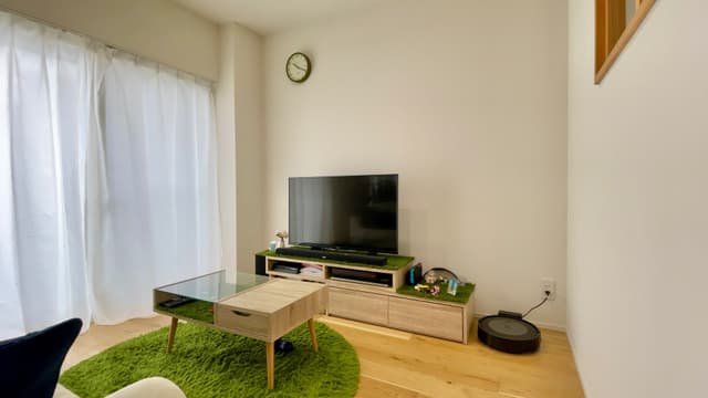 リビングは背の低いTVボードとローテーブルですっきり。時計と室内窓がアクセントです🪟