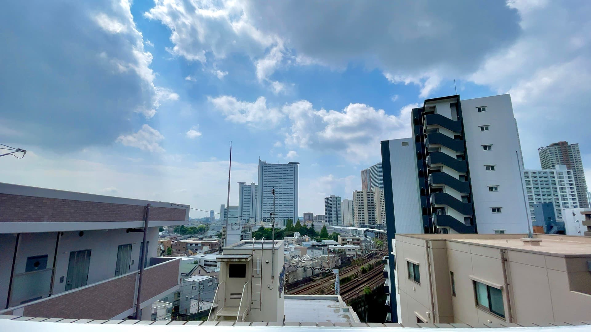 こちらが南側(バルコニー側)の眺望です。目の前のマンションより高層階に位置するため、こちらも抜け感があり陽射しが入ってきます☀️