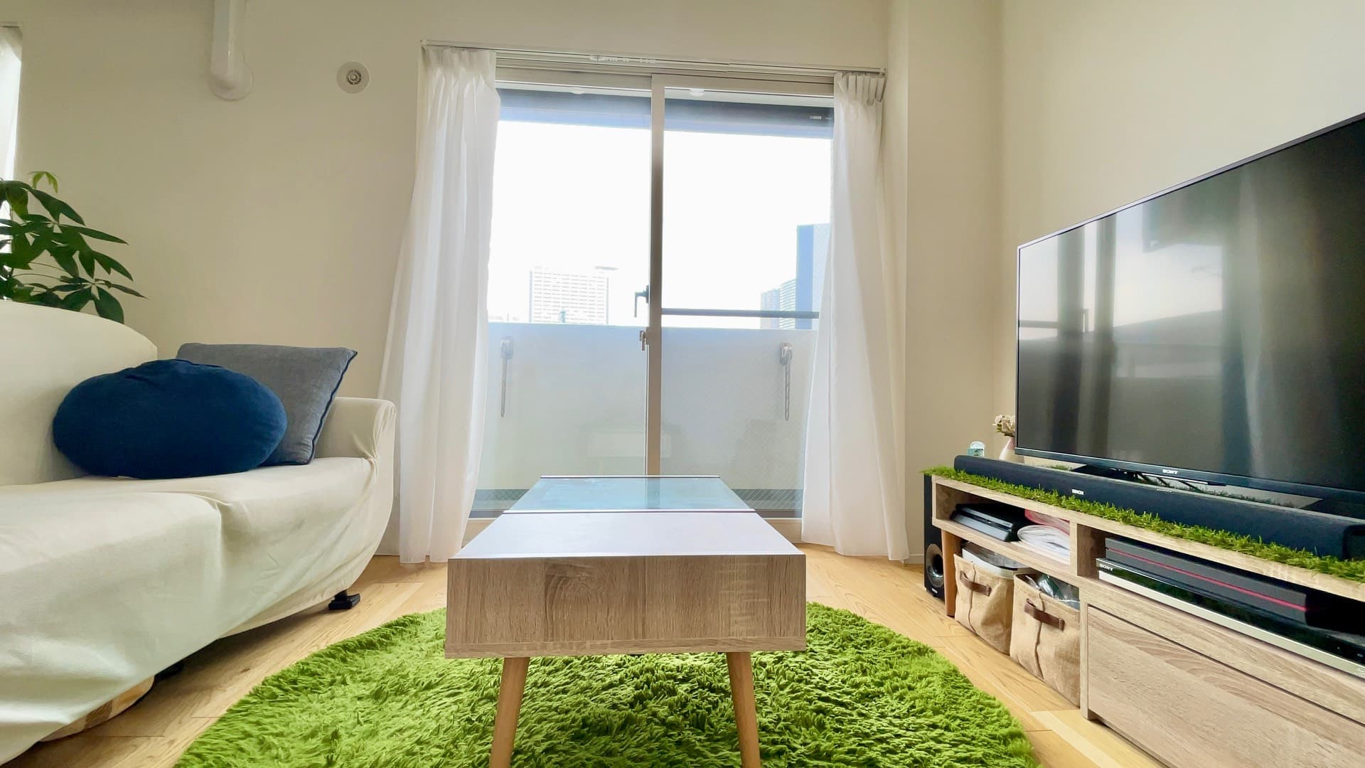 リビングから外を眺めた様子。燦々と日光が差し込んできます