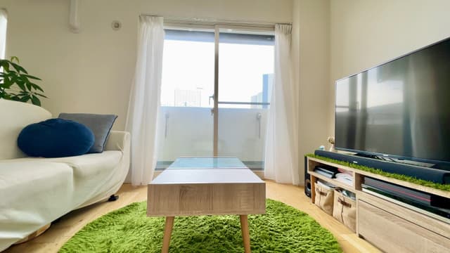 リビングから外を眺めた様子。燦々と日光が差し込んできます