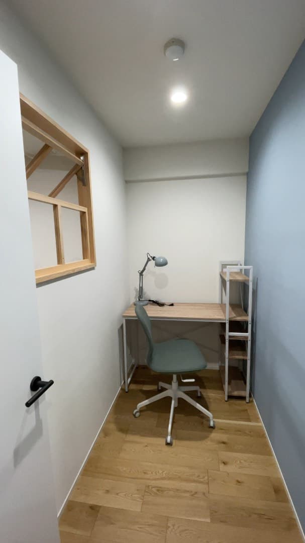ワークスペースは2.2帖と小ぶりですが、リモートワークにはちょうど良いサイズ感です。片面にアクセントクロスを貼っています