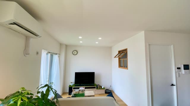 ダイニング側からリビングを撮りました。