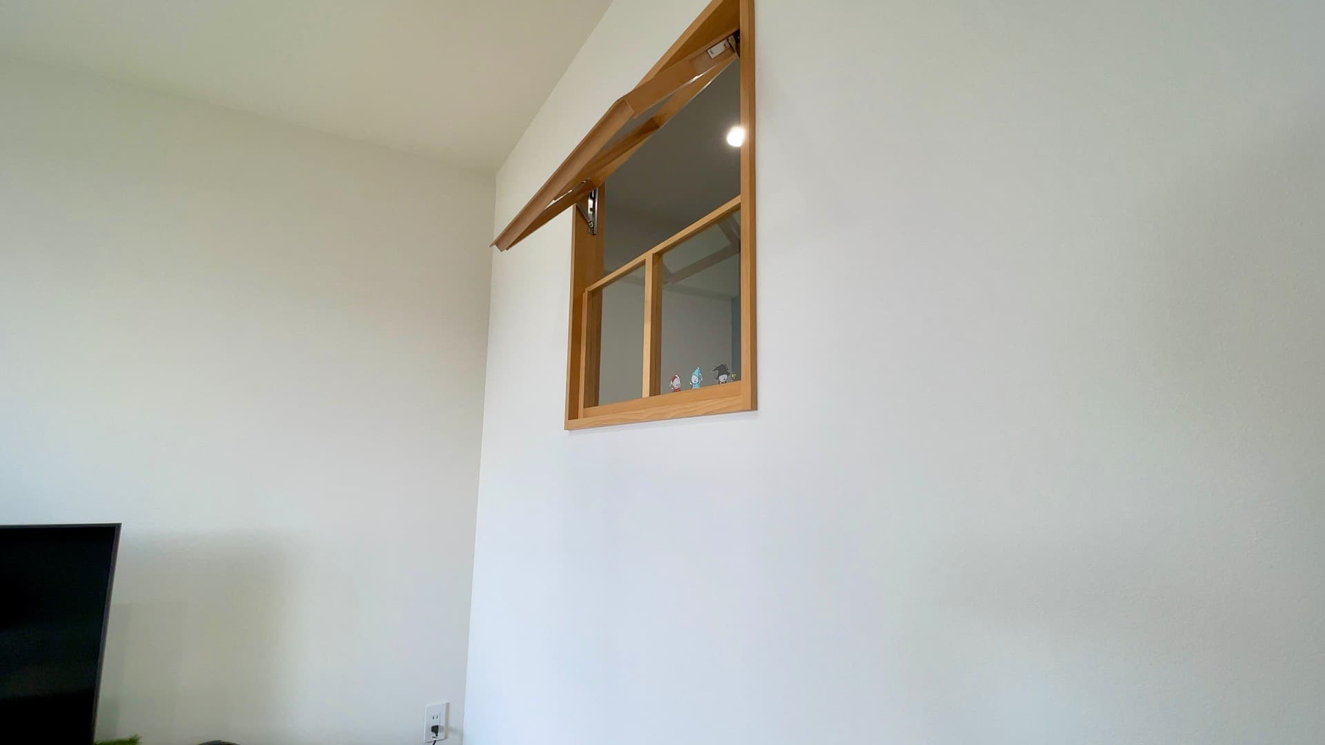 ワークスペースに光を取り込む室内窓は上半分が開閉できます