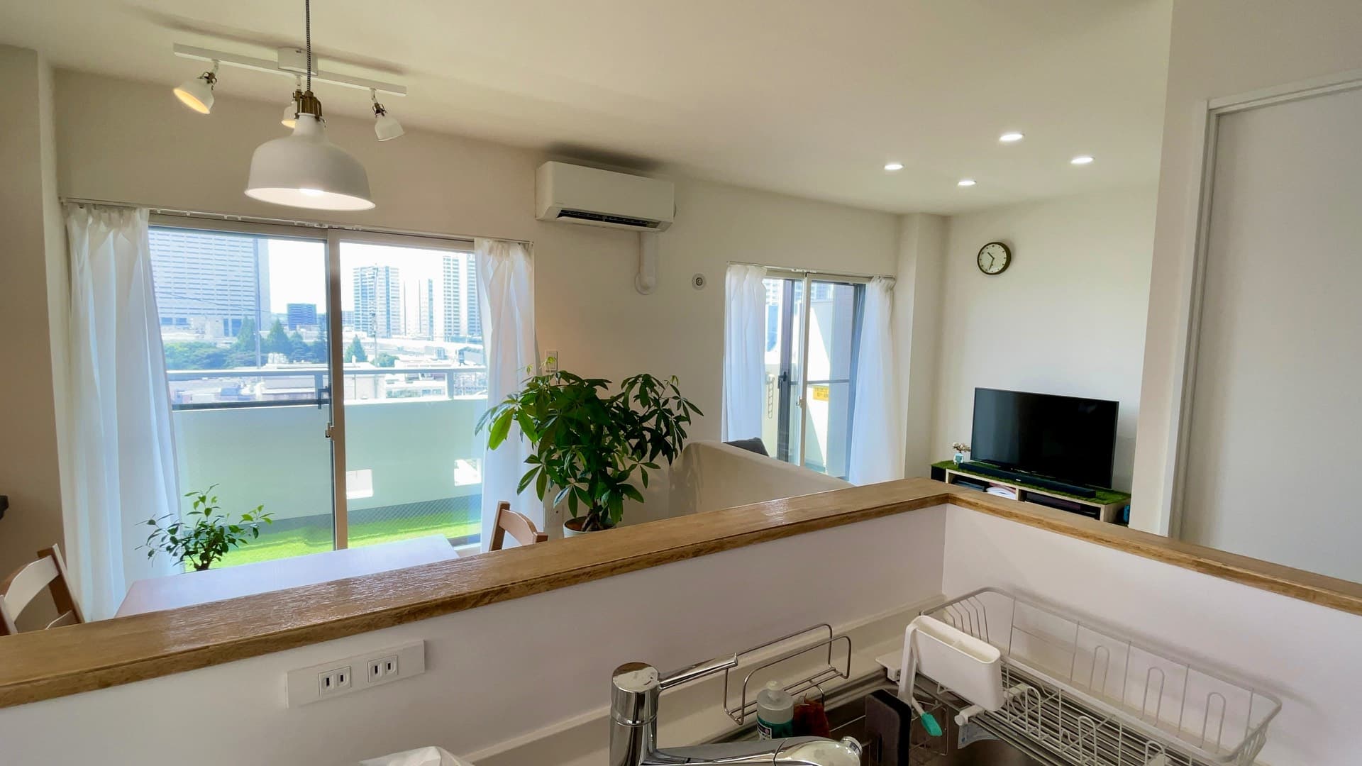 キッチンからの眺めです。リビング、ダイニングともに視線が通るのでお子さまがいても安心ですね