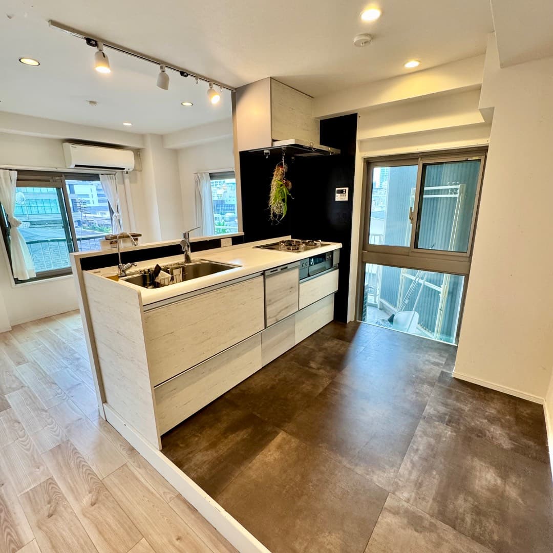 キッチンは開放的なオープン仕様
食洗機があります
窓が付いて採光がよく、カウンターや窓辺でハーブなどの栽培も可能です