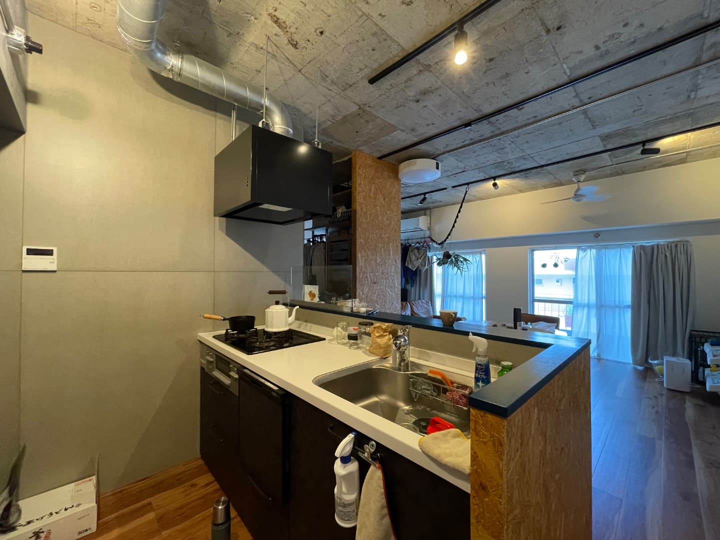 コンロ横の壁は、拭けば汚れがすぐ取れるモルタル風の壁にしています。