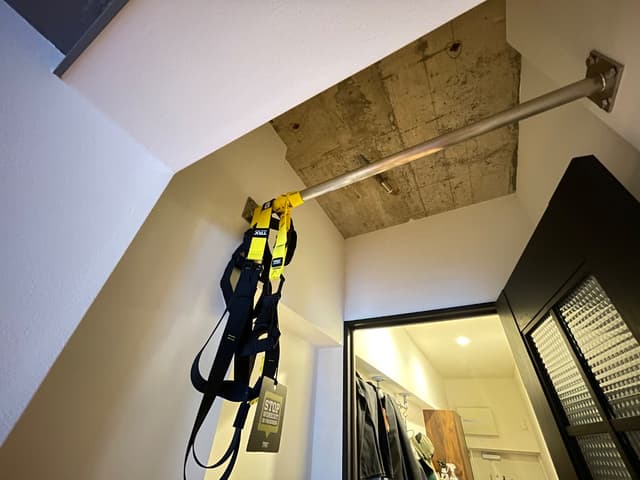 懸垂棒です。ぶら下がっても耐えられるように壁を補強しています。TRXもできます。もちろん洗濯物も干せます。