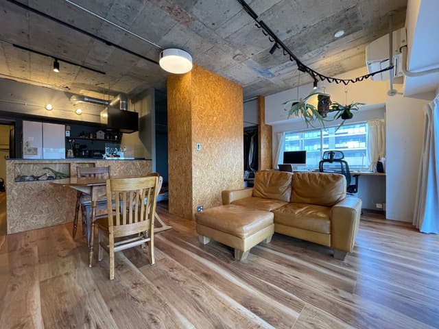 リビングダイニング。中央のOSBの壁が空間をゆるく仕切っています。OSBの壁の奥が寝室と収納になっています。