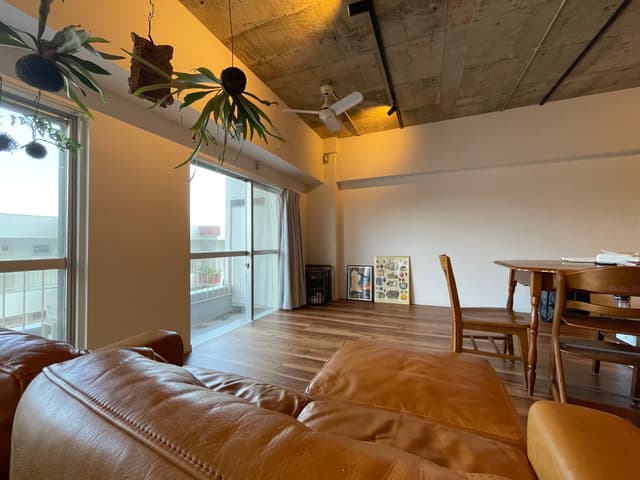 天井はリノベーションで外したので通常より高く開放感があります。