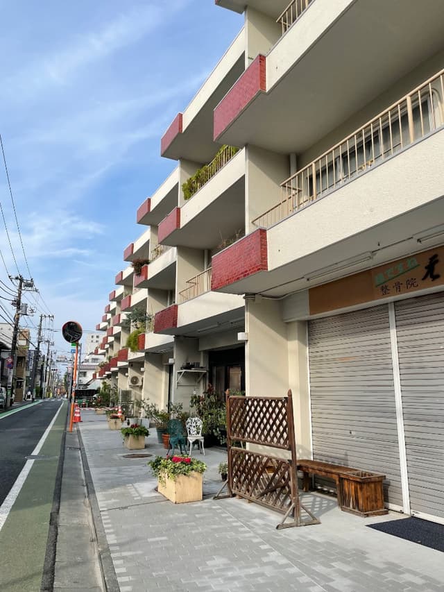 低層棟の1階にはカフェやアンティーク家具屋さんなどがあります。